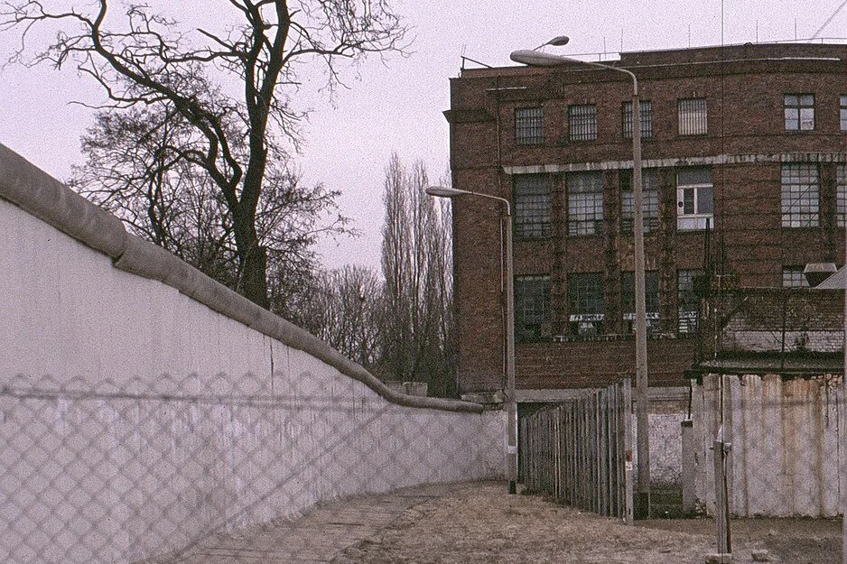 Am Flutgraben, Berlin, 1989 — the Berlin Wall along the canal